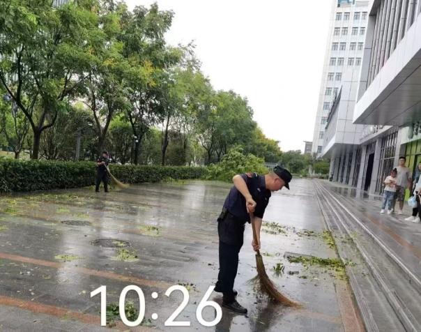C:/Users/BA/Desktop/風(fēng)雨過后南京保安迅速行動(dòng)，恢復(fù)安“寧”面貌/5.jpg5